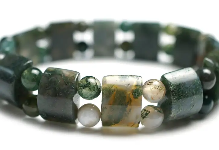 Bransoletka z wisiorkami – prezent na Walentynki dla niej