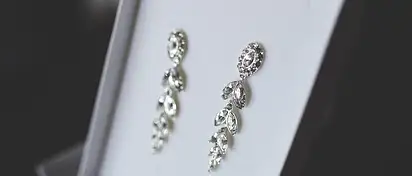 Dekoracyjne kolczyki i chokery na wesele