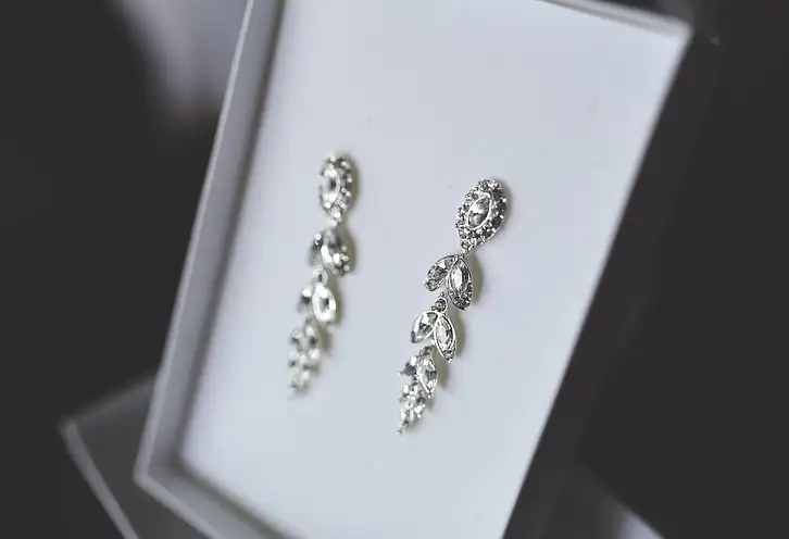 Dekoracyjne kolczyki i chokery na wesele