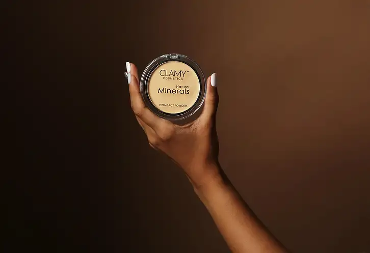 Puder do twarzy: sypki, prasowany czy w kremie?